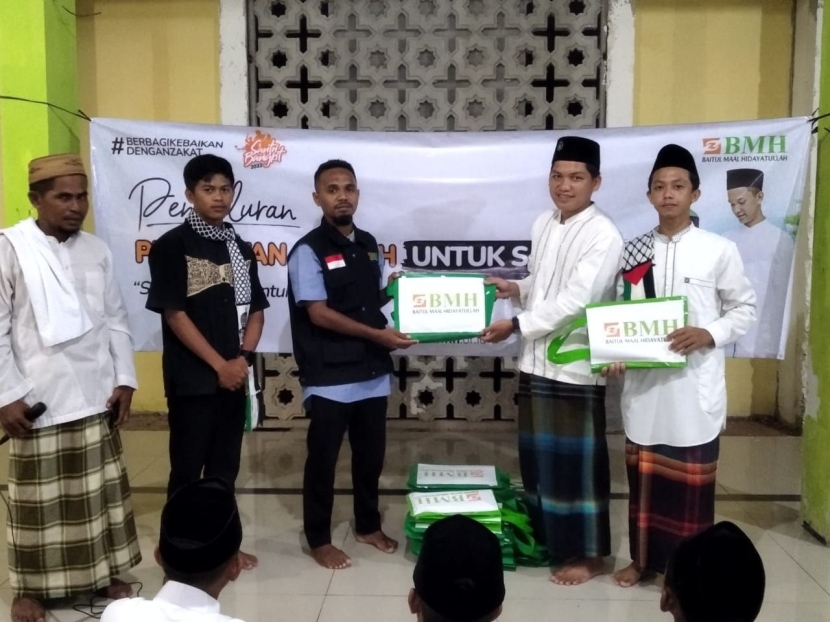 Laznas BMH Perwakilan Kalimantan Utara membagikan 42 paket (sarung, baju muskim dan kopiah) kepada santri Pesantren Hidayatullah Nunukan, Ahafd (23/10/2022). (Foto-foto: Dok BMH)