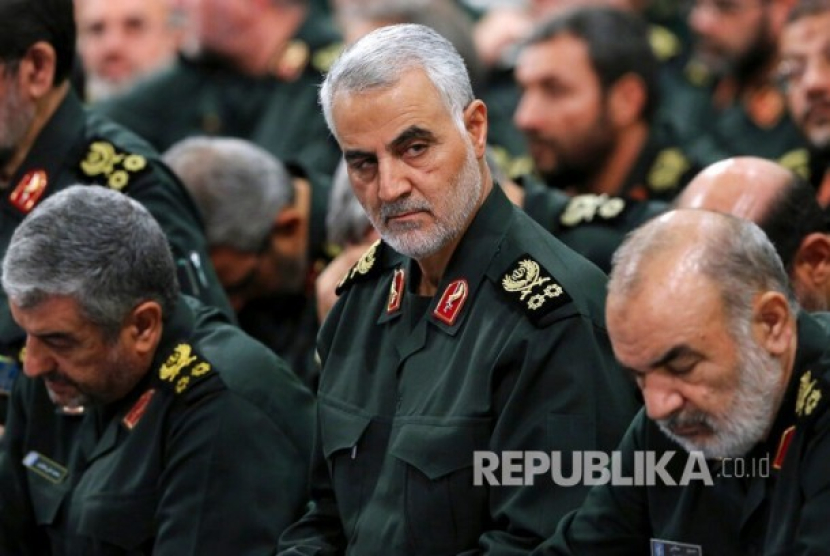 Komandan al-Quds yang juga bagian dari Garda Revolusi Iran, Jenderal Qassem Soleimani (tengah). (dok. Office of the Iranian Supreme Leader via AP)