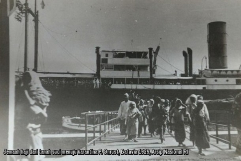 Jamaah haji menjalani karantina di Pulau Onrust. Foto: ANRI