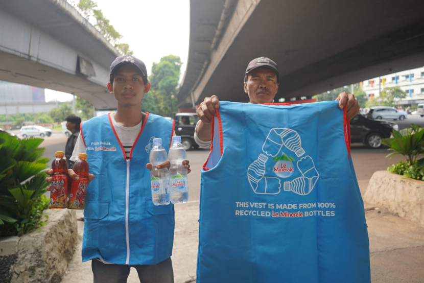 Bertepatan dengan Hari Lingkungan Hidup Sedunia pada tanggal 5 Juni, Le Minerale meluncurkan rompi daur ulang plastik dan membagikannya secara gratis kepada sejumlah pedagang asongan, salah satunya di area Tomang, Jakarta Barat, Senin (5/6/2023). (foto: le minerale)