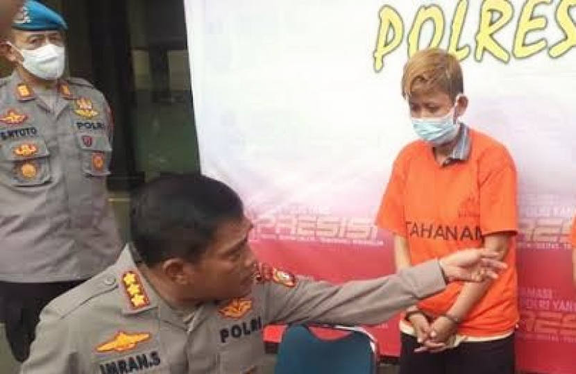 Kapolrestro Depok, Kombes Imran Edwin Siregar saat jumpa pers penangkapan pengedar uang palsu yang diotaki seorang cewek buchi berinisial N (26).