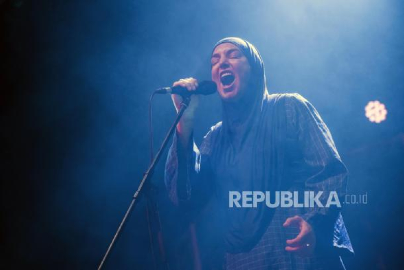 Penyanyi Irlandia Sinead O'Connor tampil di Akvarium Klub di Budapest, Hungaria, 9 Desember 2019. Foto: Marton Monus/MTI via AP, File