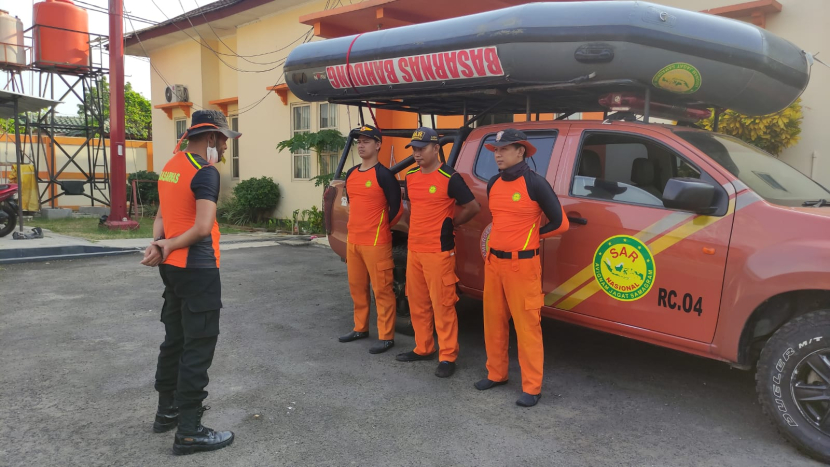 Tim Rescue Pos SAR Cirebon pun diterjunkan untuk melakukan upaya pencarian. (Istimewa)