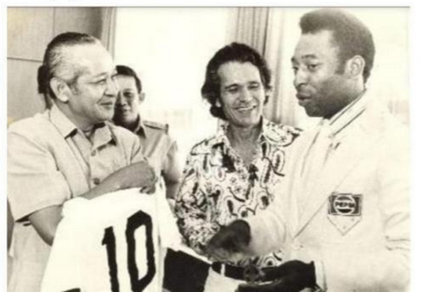 Pele ke Jakarta. Legenda sepakbola Brasil, Pele memberikan hadiah sebuah jersey sepak bola nomor punggung 10 kepada Pak Harto pada 1974. Foto: Ttwitter/PorrestGumf